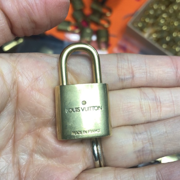 Authentic Louis Vuitton lock. No chain. - Picture 5 of 6
